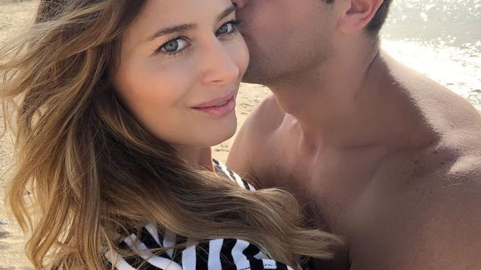 Laura Cosoi însărcinată în 6 luni, în costum de baie