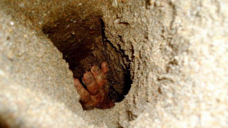 Se jucau pe plaja din apropierea casei lor. Deodată, a simțit în nisip o mână de om. Ce a urmat