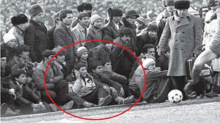 Poza din anii '80 care a contrariat internetul. Cine este tânărul care vorbeşte la telefon mobil?