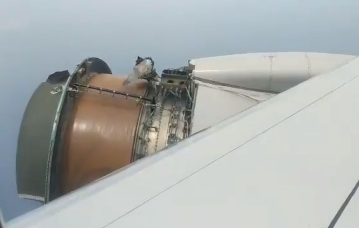 Motorul unui avion s-a dezintegrat sub privirile îngrozite ale pasagerilor. Ce a urmat