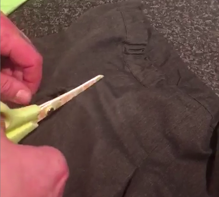 Haina micuței mirosea oribil și mama ei a decis să-i descoase căptușeala. Ce a găsit?