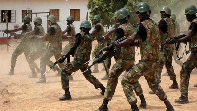 Peste 100 de eleve răpite direct din școală, căutate cu trupe terestre și avioane