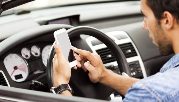 Ţara unde şoferii nu mai au voie să folosească mobilul nici când maşina este oprită