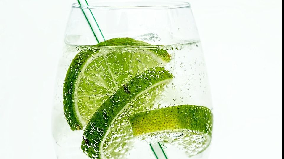 De ce să nu mai bei niciodată cu paiul