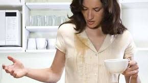 Ţi-ai pătat bluza preferată? Află cum să scapi de cele mai frecvente pete