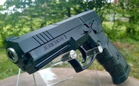 Şocant: Un licean arădean a intrat în şcoală cu un pistol, apoi s-a plimbat prin oraş