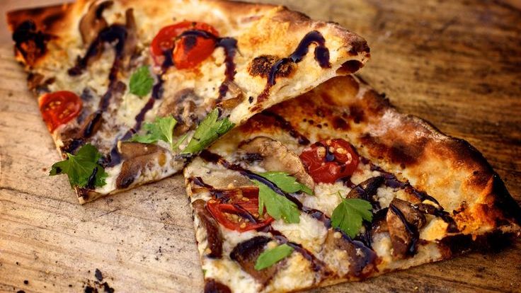 Plăcintă cu dovlecei, ciuperci și roșii cherry