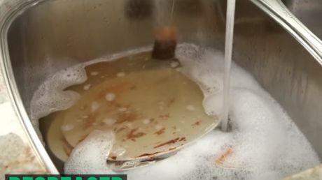 A așezat pliculețe de ceai în chiuvetă și a așteptat 10 minute. Rezultatul te va lăsa fără cuvinte