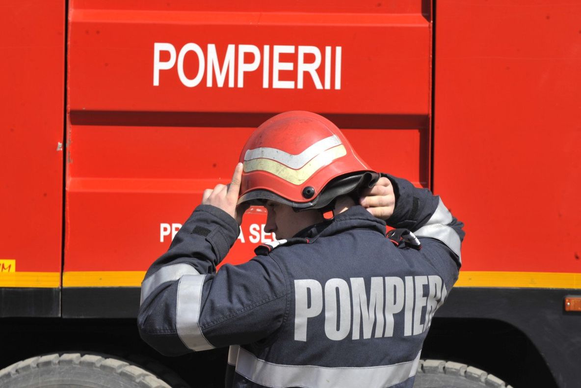 O femeie din Bucureşti a ameninţat 12 ore că se aruncă de la geam. Pompierii, acţiune periculoasă