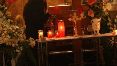 Bărbat prădat de hoți la priveghi. Prejudiciul depășește 4.000 de euro