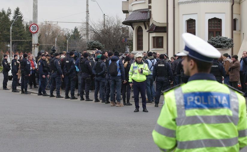 Protest anti-Iohannis, cu portocale şi îmbrânceli, la Palatul Cotroceni