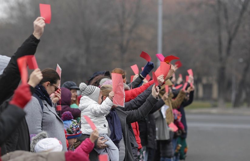 Flashmob în Piaţa Victoriei, cu cartonașe roșii și fluturași de salarii: "Ne furaţi viitorul!"