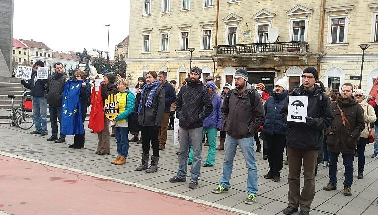 PROTEST în oglindă, în Cluj şi Sibiu: "Curaj, DNA, vino şi îi ia!"