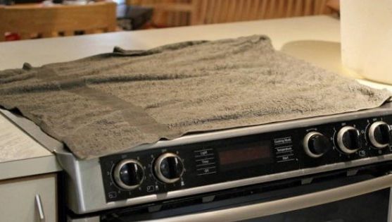 Motivul pentru care e bine să acoperi aragazul cu un prosop umed