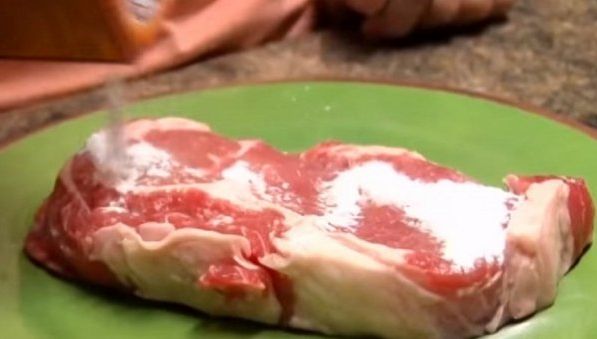 Trucul extrem de simplu care te ajută să obţii o bucată de carne fragedă