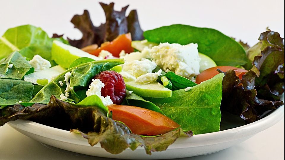 Ce ingredient să nu mai pui niciodată în salată