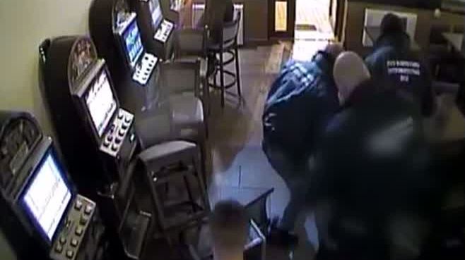 Scene şocante într-un bar din Arad: Doi bărbaţi, snopiţi în bătaie de trei agenţi de pază