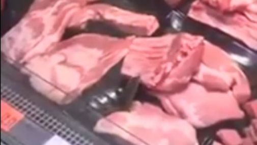 Scenă şocantă la măcelărie: un şoarece face o "degustare", un client filmează