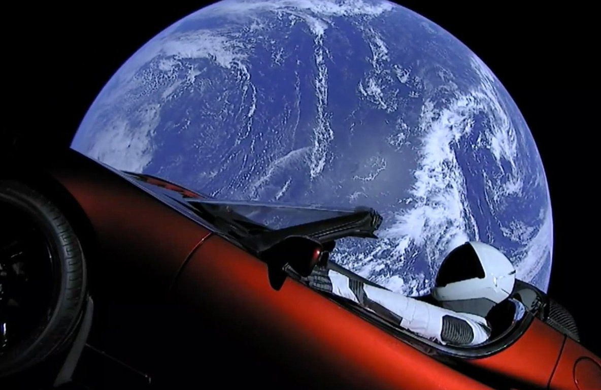 Numele unui român este încrustat pe mașina trimisă în spațiu de Elon Musk