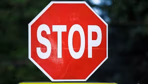 Accident cu 6 victime, provocat de un șofer care nu a respectat semnul de circulație "STOP"