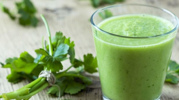 Ce se întâmplă în corpul tău dacă bei zilnic o jumătate de pahar de suc de pătrunjel 