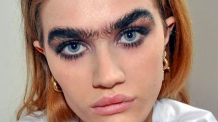 A fost ameninţată cu moartea din cauza sprâncenelor stufoase. Tânăra, supusă la abuzuri crunte