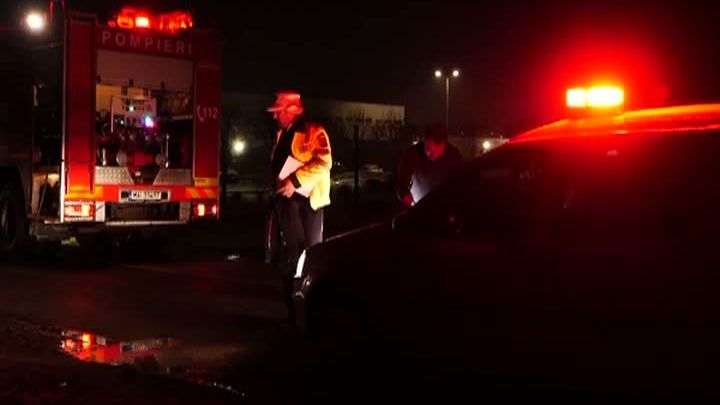 Accident grav: Un taxi în care se aflau șoferul și o fată s-a răsturnat din cauza zăpezii