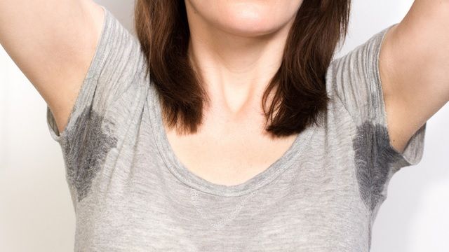 Transpiri mult? Cum să te descurci cu mirosul urât şi petele de la axilă