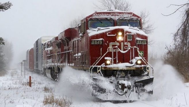 Podeaua unui tren care circula în Teleorman s-a prăbuşit, în mers! Clipe de groază pentru pasageri