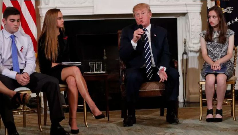 Armele de asalt rămân legale după masacrul din Florida. Trump propune înarmarea profesorilor