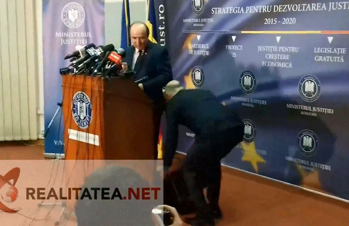 Tudorel Toader, spectacol gratuit înaintea anunţului despre Kovesi. A cerut un podium, apoi...