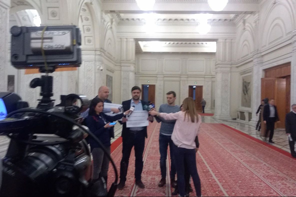 Doi deputați USR, protest cu pancarte: Dăncilă să își țină promisiunile față de cei cu dizabilități