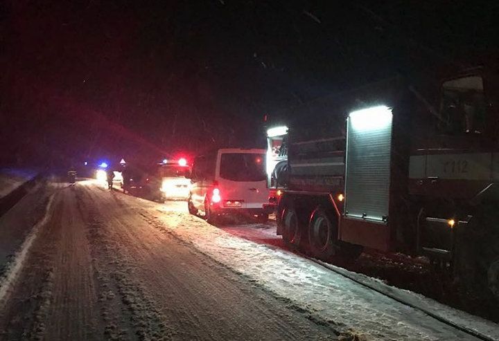 La un pas de o tragedie. Microbuz cu 13 oameni, răsturnat din cauza ninsorii (FOTO + VIDEO)