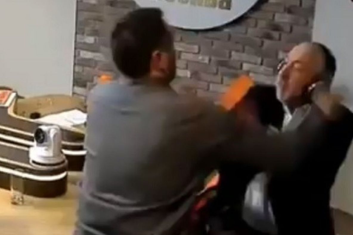 Doi jurnalişti s-au luat la bătaie în direct. Motivul e halucinant!