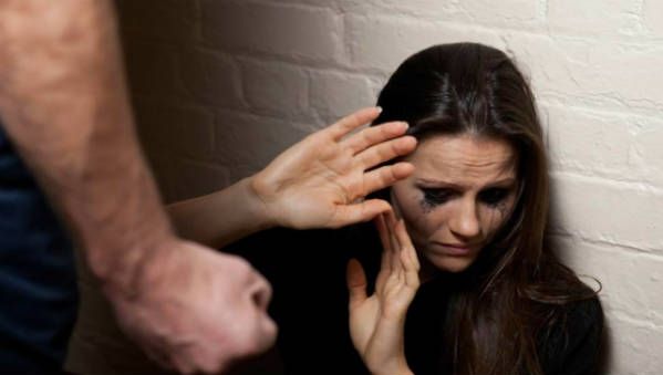 Guvernul intră dur în agresorii din familii: vor purta "brățări electronice"