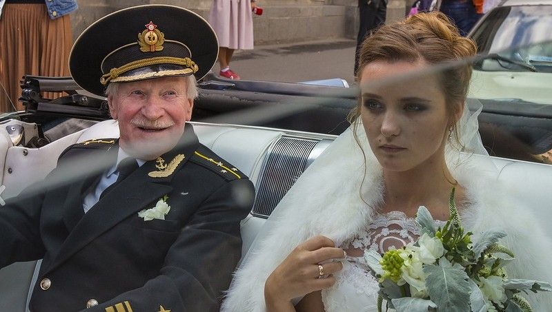 El jubilează, ea e tăcută. Secretul nunții șocante în care mireasa e mai tânără cu 60 de ani