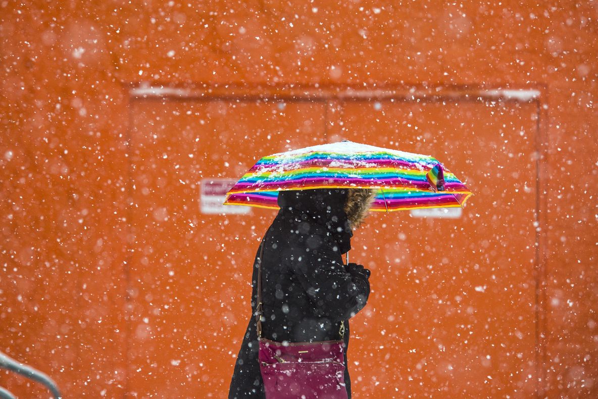 Fenomen meteo neobişnuit în România: Ninsoarea portocalie