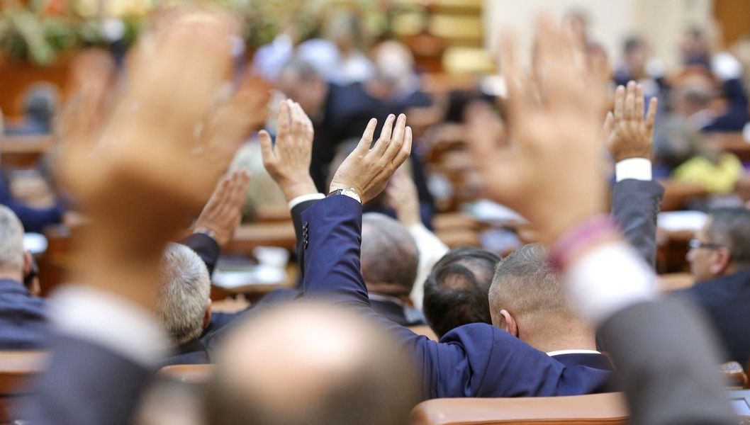 Cârpeala fiscală continuă în Parlament. Aleșii "repară" legea salarizării