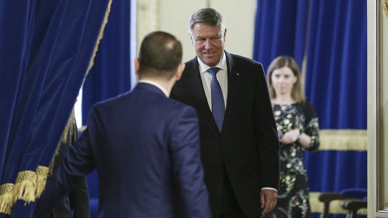 Ce și-au spus Iohannis și Dragnea, când s-au întâlnit la Parlament 