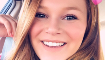 "Haterii" de pe Twitter i-au zis să nu îmbrace bikini, că e grasă. Ce selfie-uri şi-a făcut, uimitor