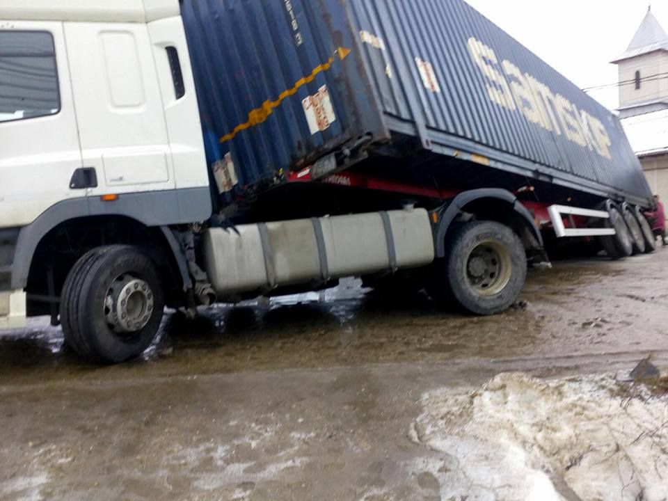 Circulaţie blocată în Dâmboviţa după ce un TIR s-a răsturnat 