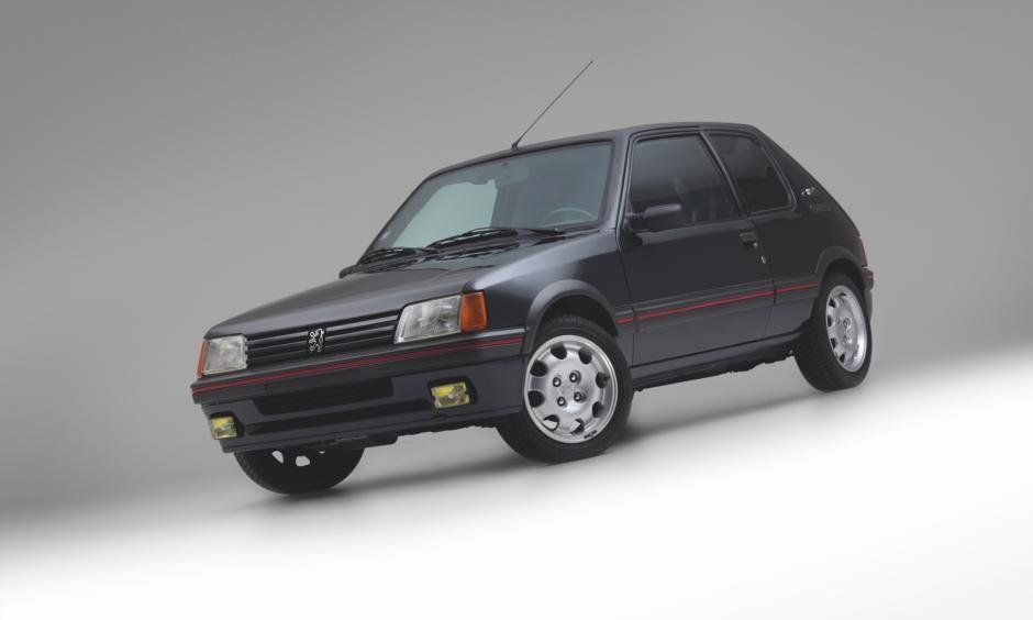 Peugeot 205, din 1990, blindat pe străzi. De ce? Un mare star se ascunde în el. Merge incognito
