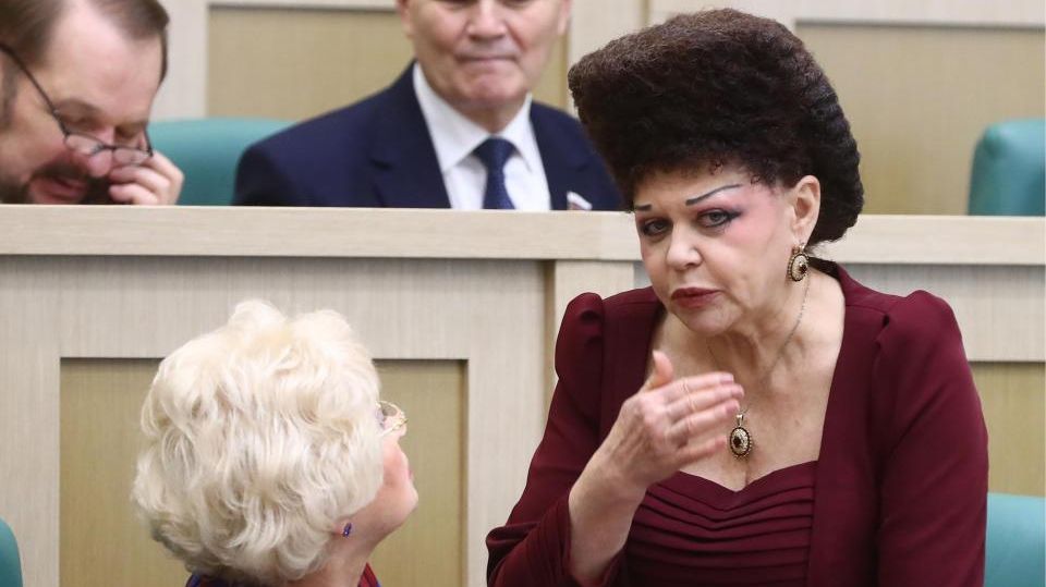Viorica Dăncilă are concurenţă serioasă! Politicianul cu cea mai bizară coafură