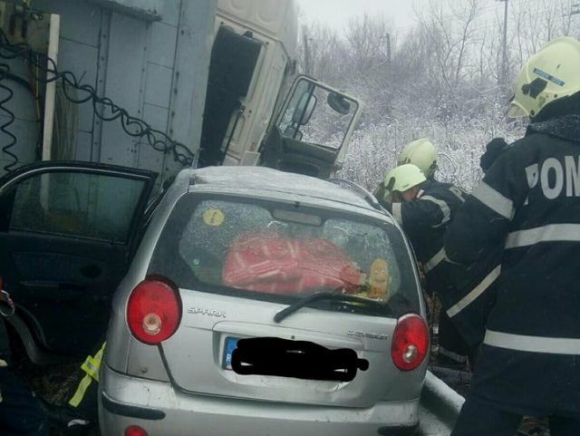 Accident groaznic pe DN 6. O femeie a murit, 3 răniți - o fetiță în comă   FOTO șocant