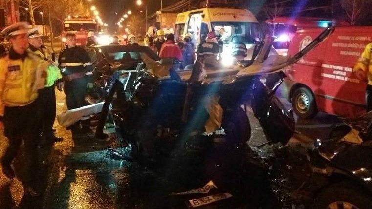 Accident groaznic în București. Patru victime încarcerate