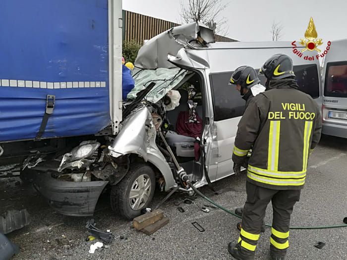 Accident îngrozitor în Italia, cu un microbuz înmatriculat în România. Trei victime 