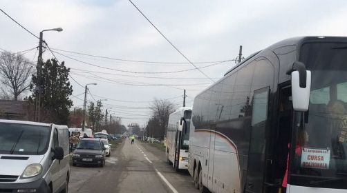 Tragedie în timpul programului "Şcoala Altfel": elevă spulberată de maşină, când se urca în autobuz