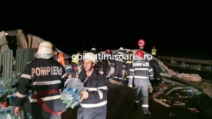Accident grav în Timiș. Un tir cu apă minerală s-a răsturnat pe șosea