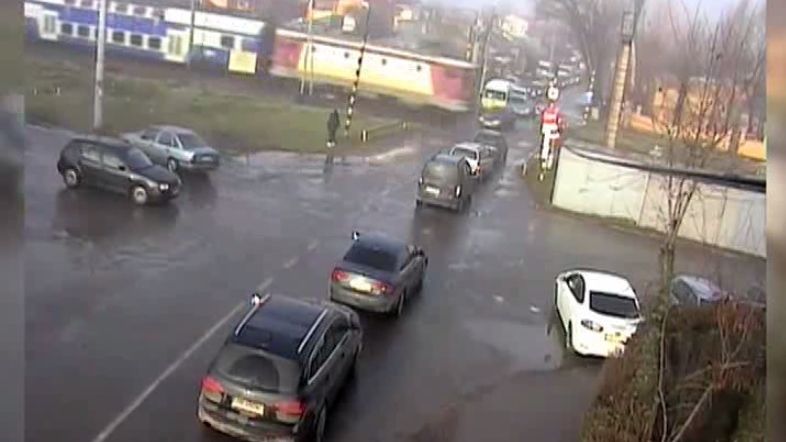 Maşină spulberată de tren sub ochii martorilor. Două persoane au murit pe loc