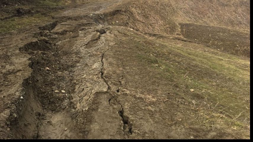 Alunecare de teren în comuna Drajna. Zeci de gospodării au rămas izolate